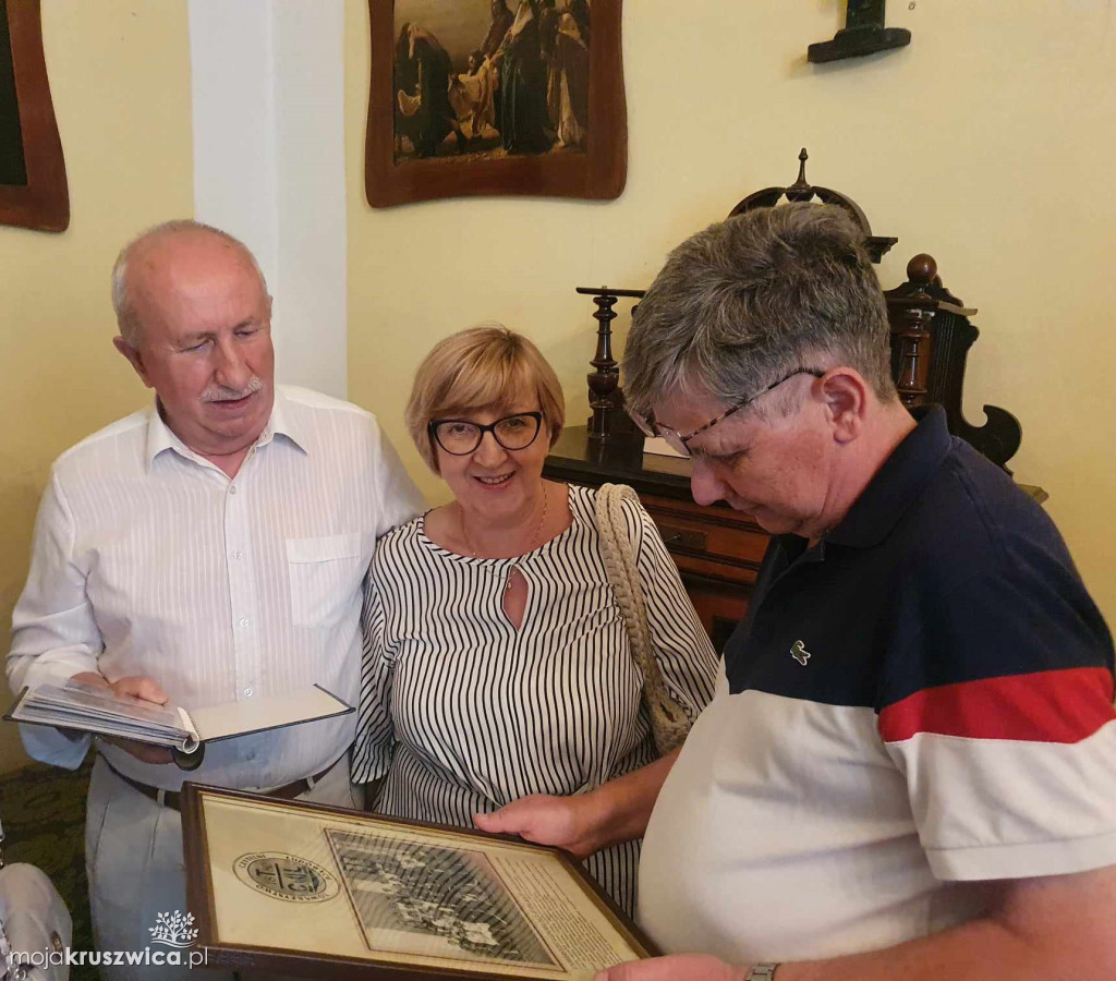 Ruszyli śladami księdza Antoniego Ludwiczaka, proboszcza parafii w Chełmcach