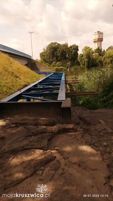 Wkrótce przejdziemy pod mostem na Gople. Trwa budowa kładki