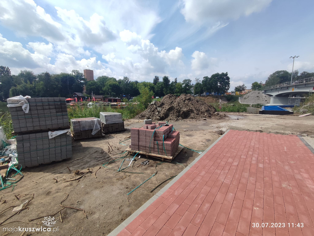 Wkrótce przejdziemy pod mostem na Gople. Trwa budowa kładki