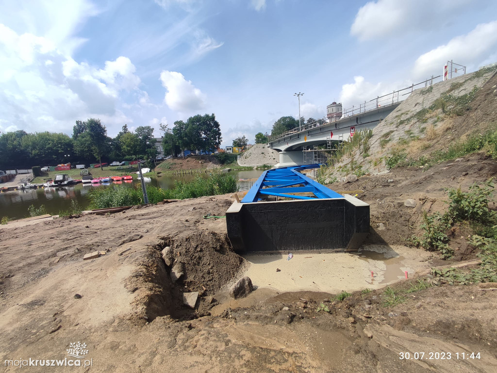 Wkrótce przejdziemy pod mostem na Gople. Trwa budowa kładki