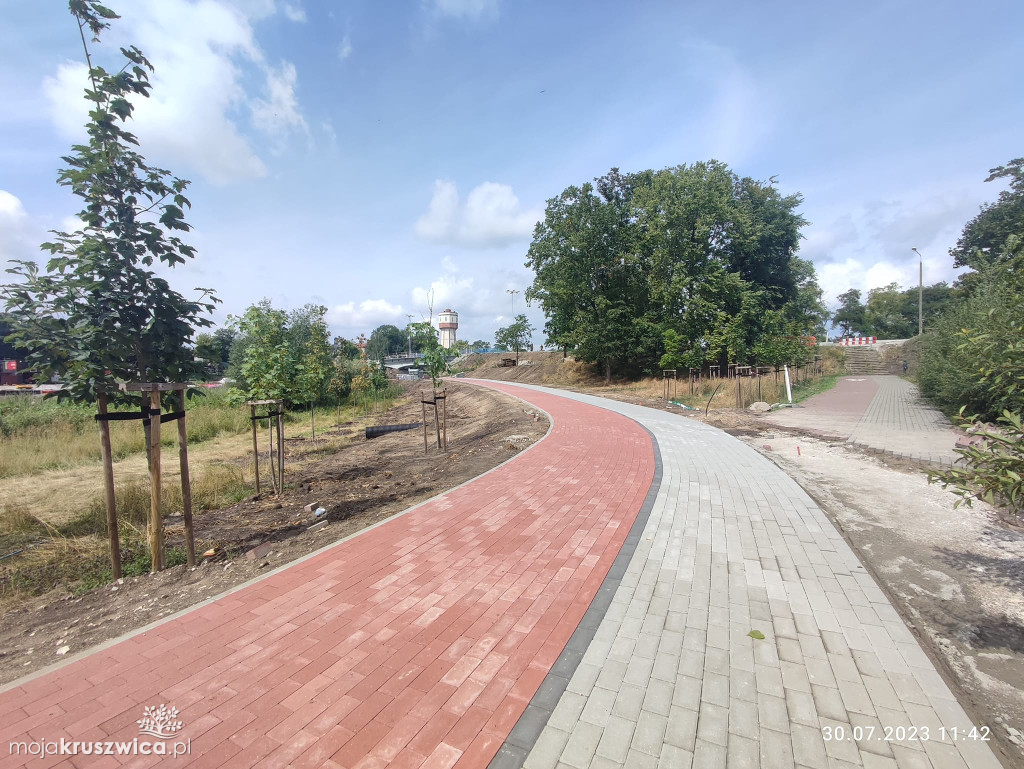 Wkrótce przejdziemy pod mostem na Gople. Trwa budowa kładki