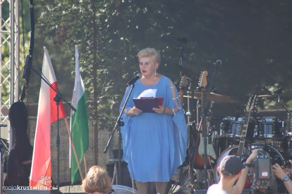 W Chełmcach rozdali pyszny tort i złożyli solenizantkom życzenia
