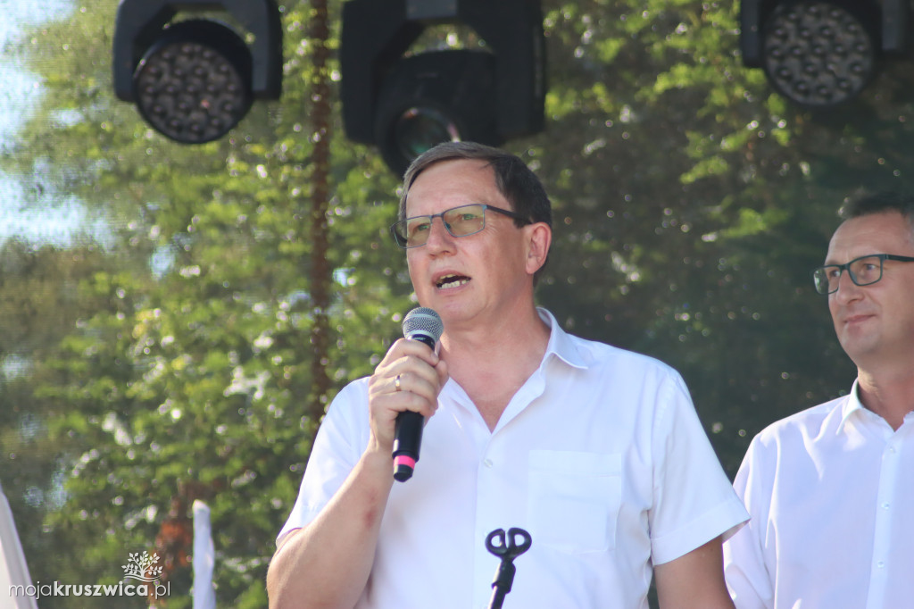 W Chełmcach rozdali pyszny tort i złożyli solenizantkom życzenia