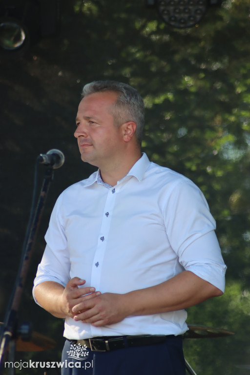 W Chełmcach rozdali pyszny tort i złożyli solenizantkom życzenia