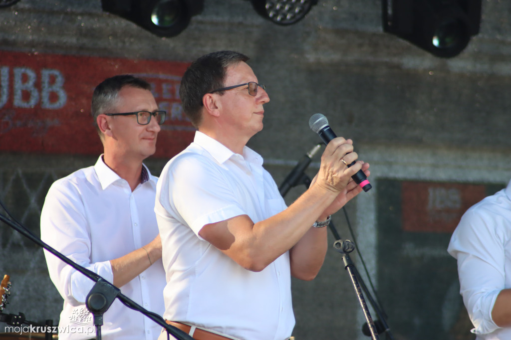 W Chełmcach rozdali pyszny tort i złożyli solenizantkom życzenia