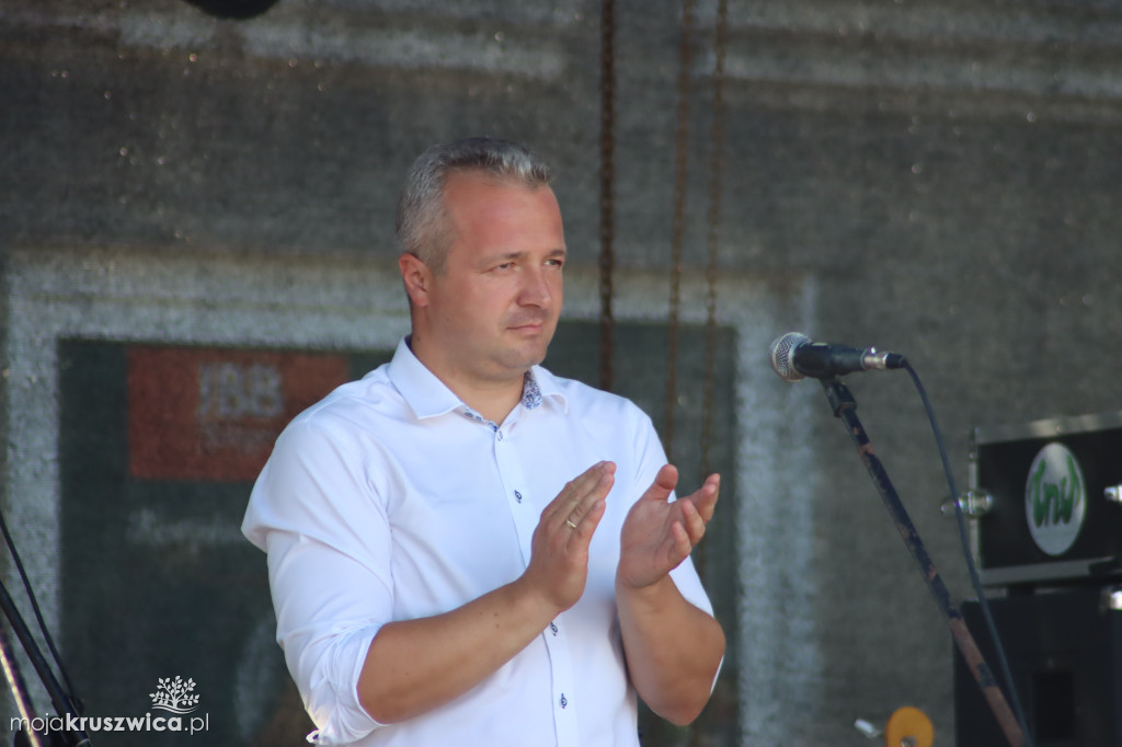 W Chełmcach rozdali pyszny tort i złożyli solenizantkom życzenia
