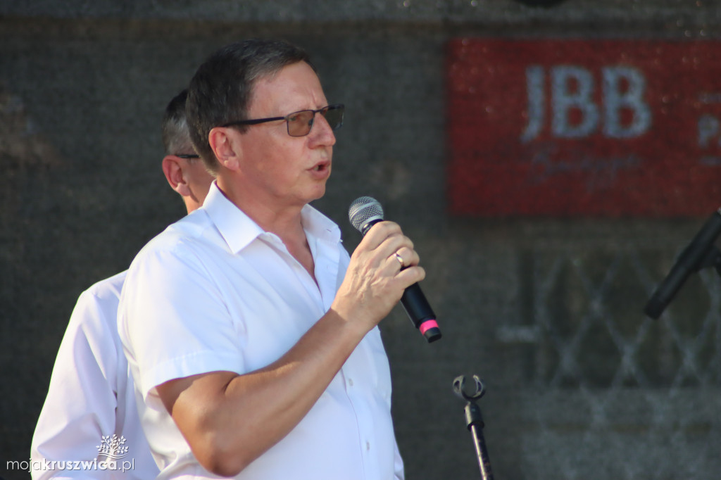 W Chełmcach rozdali pyszny tort i złożyli solenizantkom życzenia