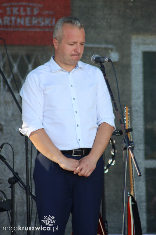 W Chełmcach rozdali pyszny tort i złożyli solenizantkom życzenia