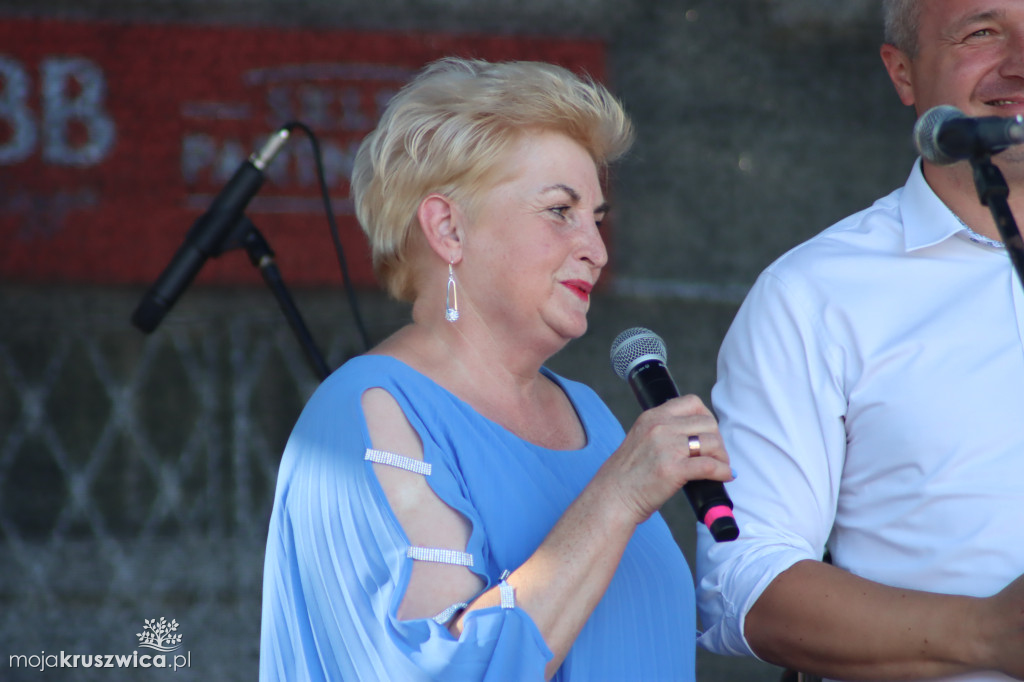 W Chełmcach rozdali pyszny tort i złożyli solenizantkom życzenia