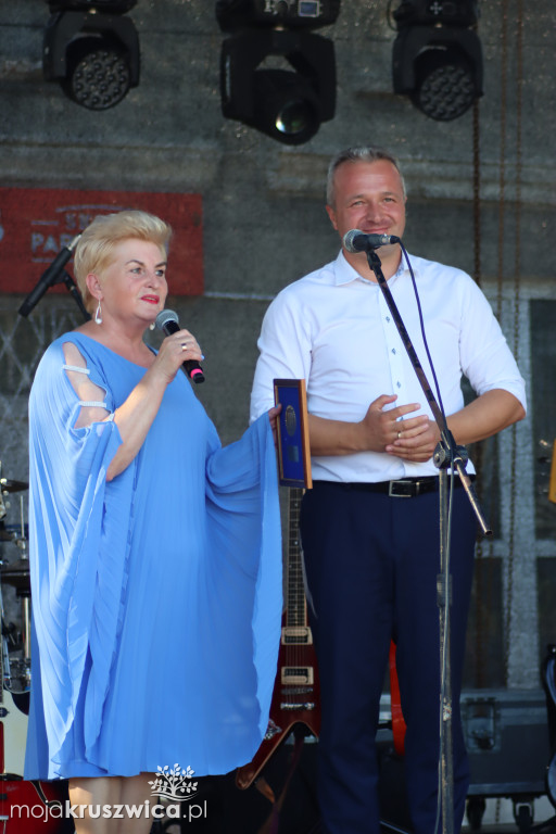 W Chełmcach rozdali pyszny tort i złożyli solenizantkom życzenia