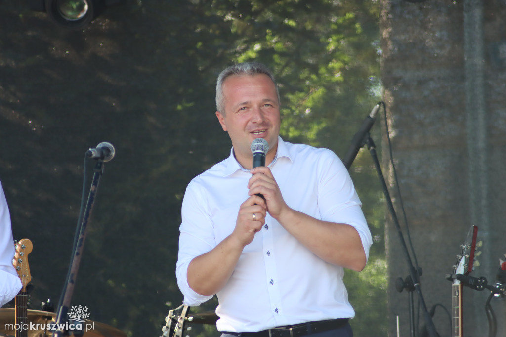 W Chełmcach rozdali pyszny tort i złożyli solenizantkom życzenia
