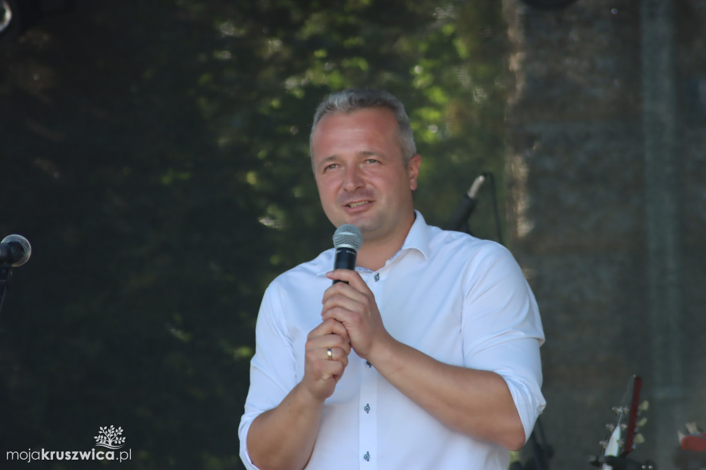 W Chełmcach rozdali pyszny tort i złożyli solenizantkom życzenia