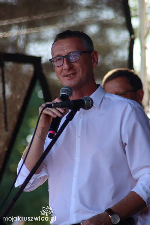 W Chełmcach rozdali pyszny tort i złożyli solenizantkom życzenia