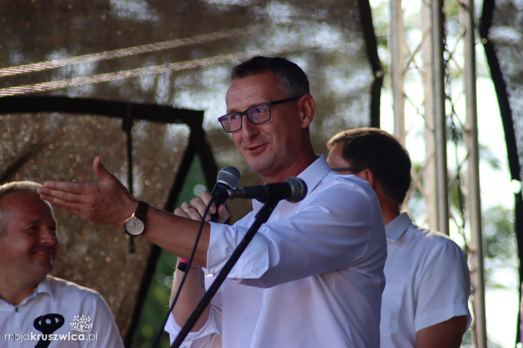 W Chełmcach rozdali pyszny tort i złożyli solenizantkom życzenia