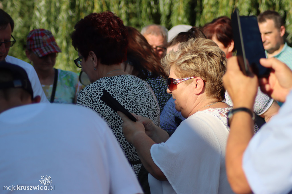 W Chełmcach rozdali pyszny tort i złożyli solenizantkom życzenia