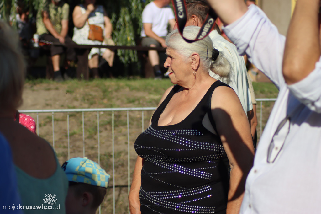 W Chełmcach rozdali pyszny tort i złożyli solenizantkom życzenia