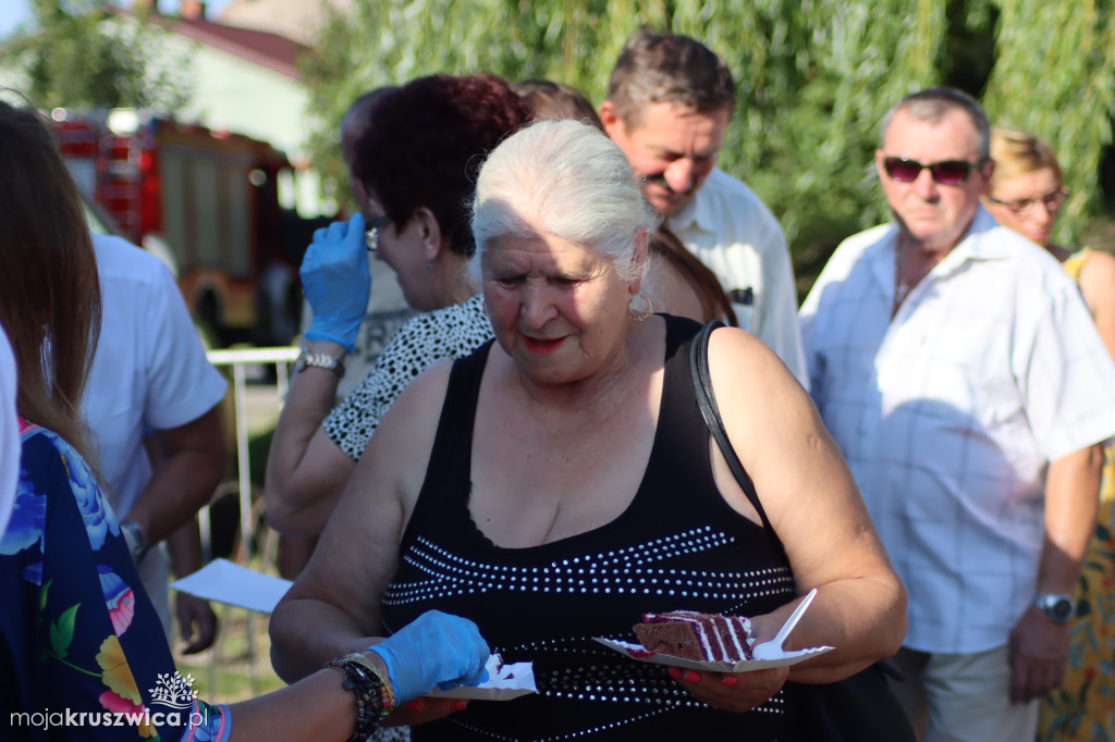 W Chełmcach rozdali pyszny tort i złożyli solenizantkom życzenia