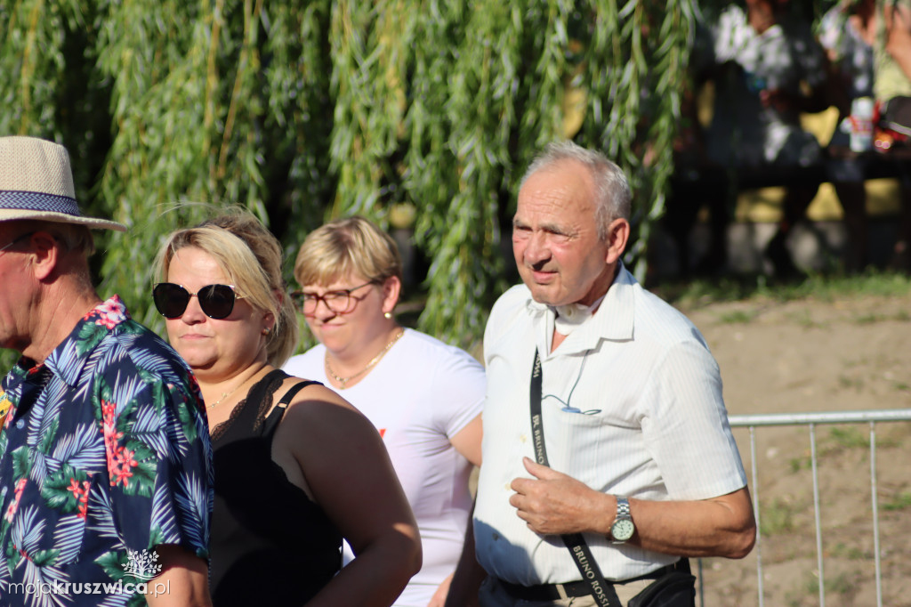 W Chełmcach rozdali pyszny tort i złożyli solenizantkom życzenia