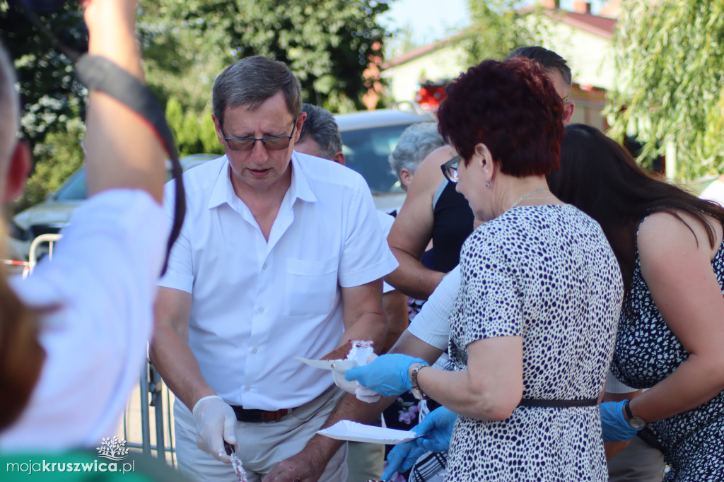 W Chełmcach rozdali pyszny tort i złożyli solenizantkom życzenia