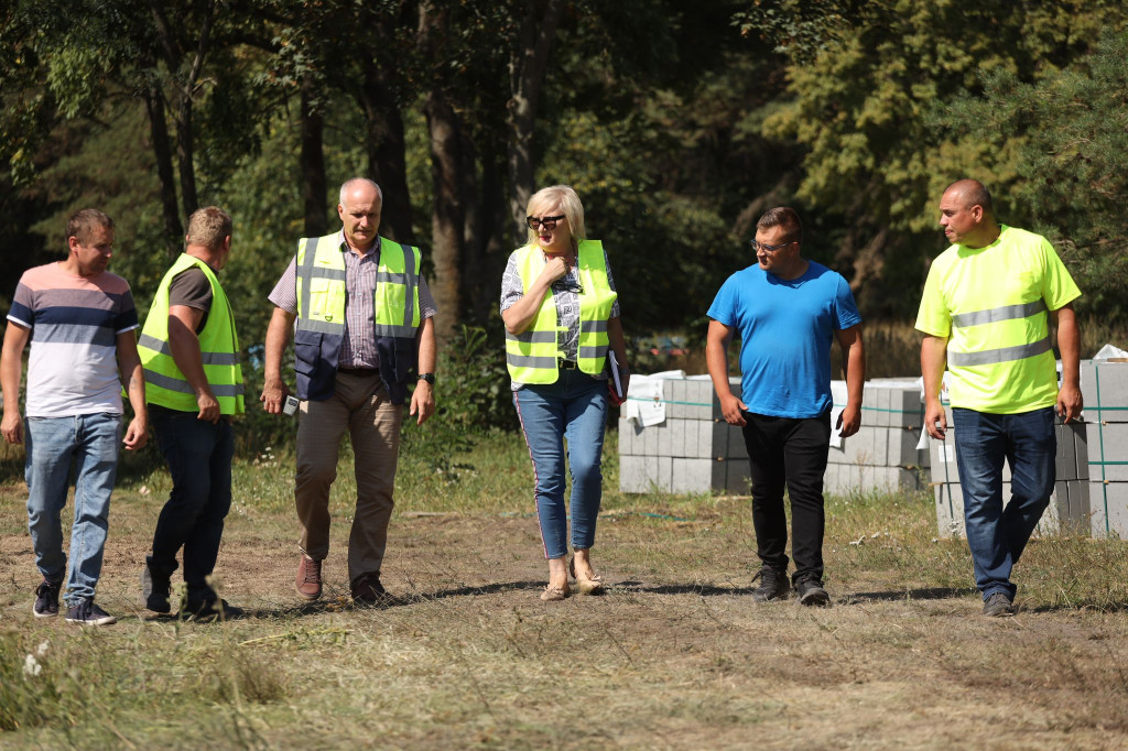 Papros: Tu powstaje chodnik. Będzie miał ponad 200 metrów