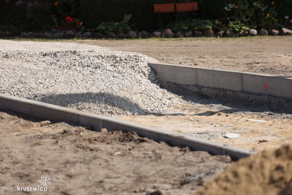 Papros: Tu powstaje chodnik. Będzie miał ponad 200 metrów