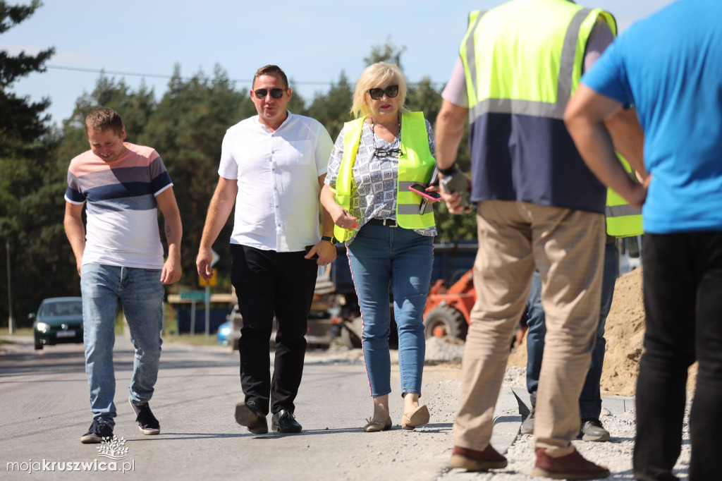 Papros: Tu powstaje chodnik. Będzie miał ponad 200 metrów