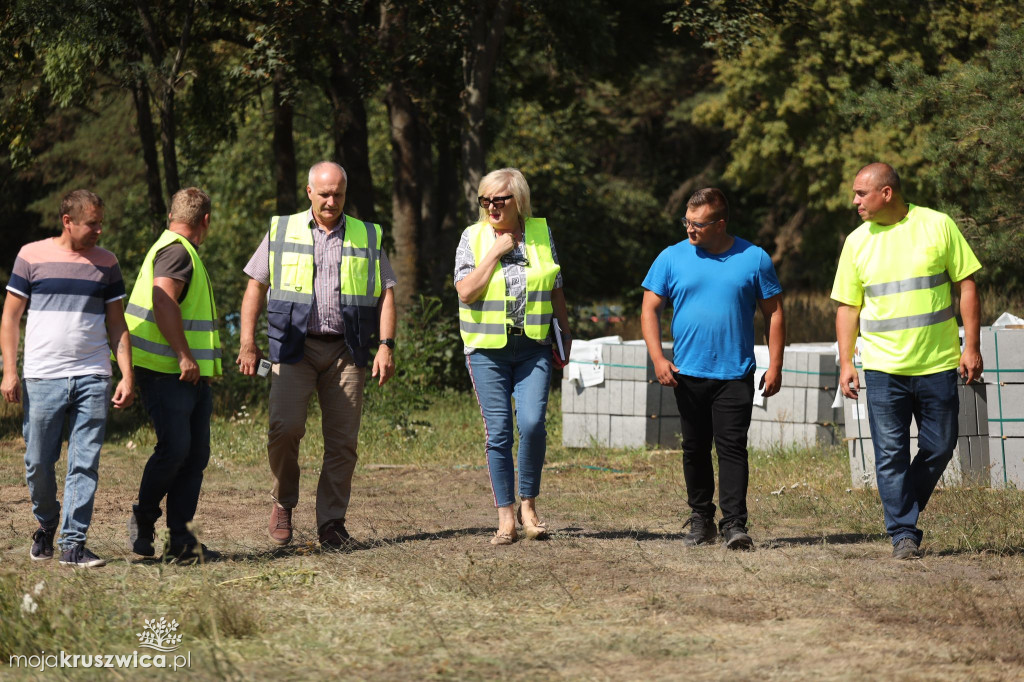 Papros: Tu powstaje chodnik. Będzie miał ponad 200 metrów