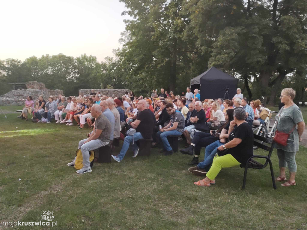 Na kruszwickim wzgórzu odbył się wieczór poezji połączony z astronomią [ZDJĘCIA]