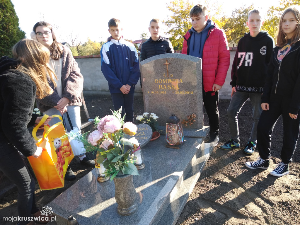 Chełmce. Zapalili światełka pamięci na cmentarzu [ZDJĘCIA]