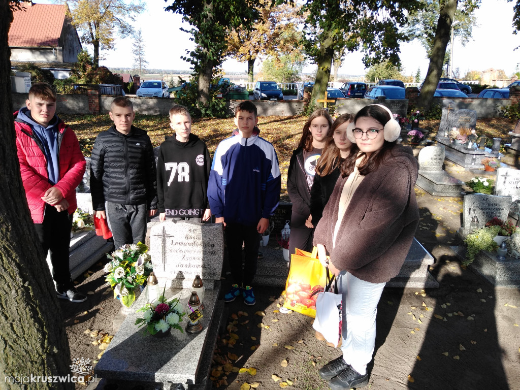 Chełmce. Zapalili światełka pamięci na cmentarzu [ZDJĘCIA]