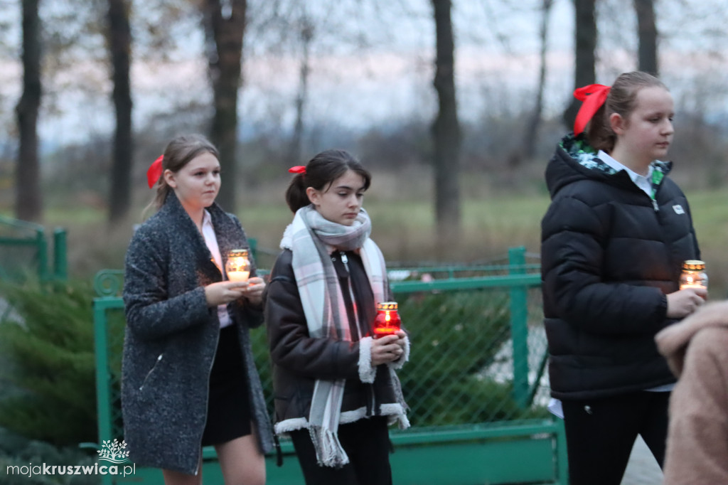Sławsk Wielki. Społeczność szkoły i wsi dała wyraz patriotycznej postawy [ZDJĘCIA]