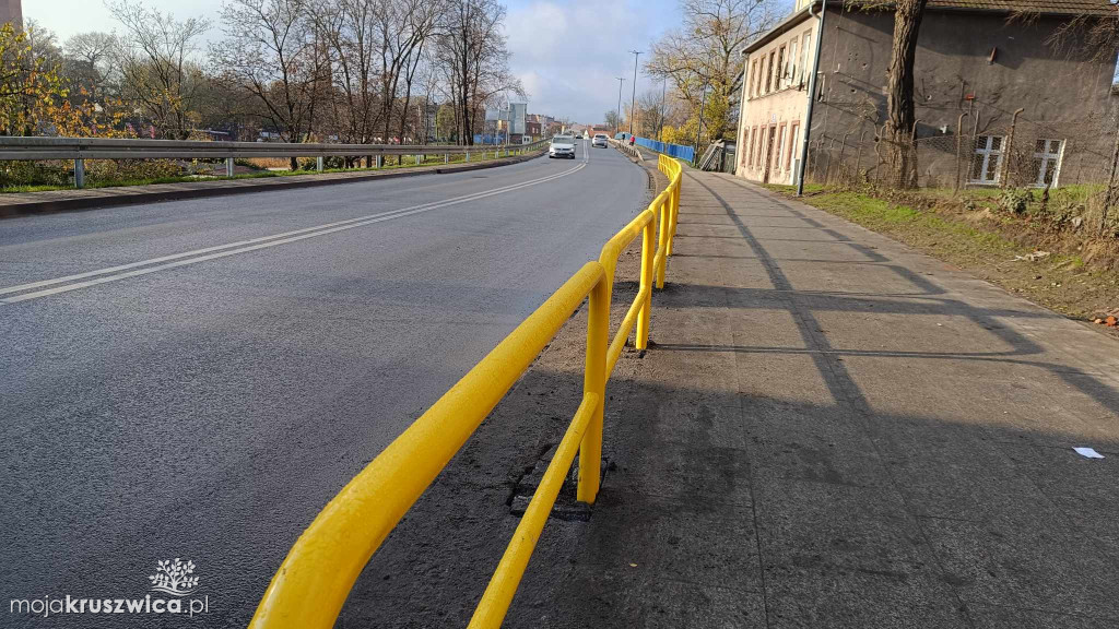 Barierki na moście w Kruszwicy zamontowane [AKTUALNE ZDJĘCIA]