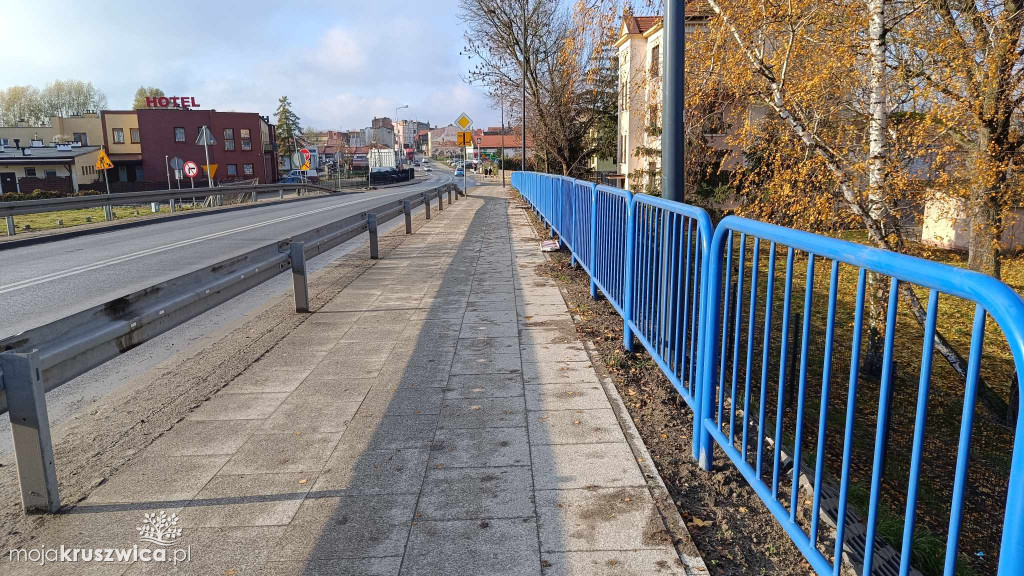 Barierki na moście w Kruszwicy zamontowane [AKTUALNE ZDJĘCIA]