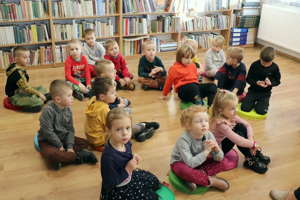 Dzieci z Przedszkola Samorządowego im. Ewy Lewańskiej z wizytą w bibliotece