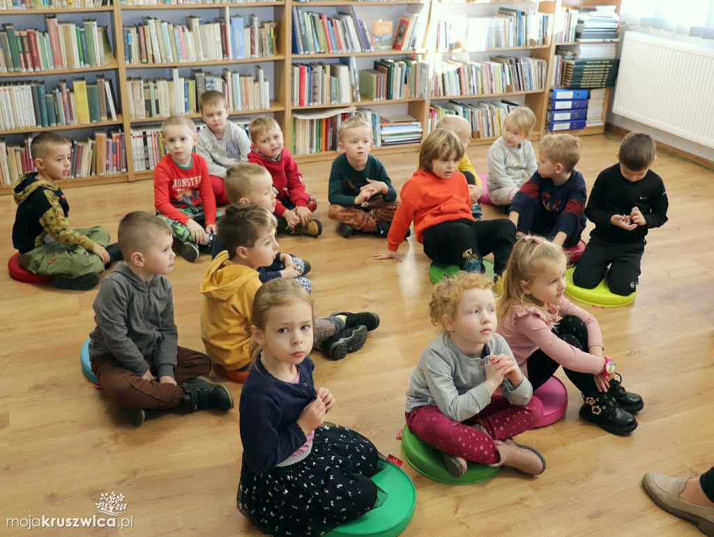 Dzieci z Przedszkola Samorządowego im. Ewy Lewańskiej z wizytą w bibliotece
