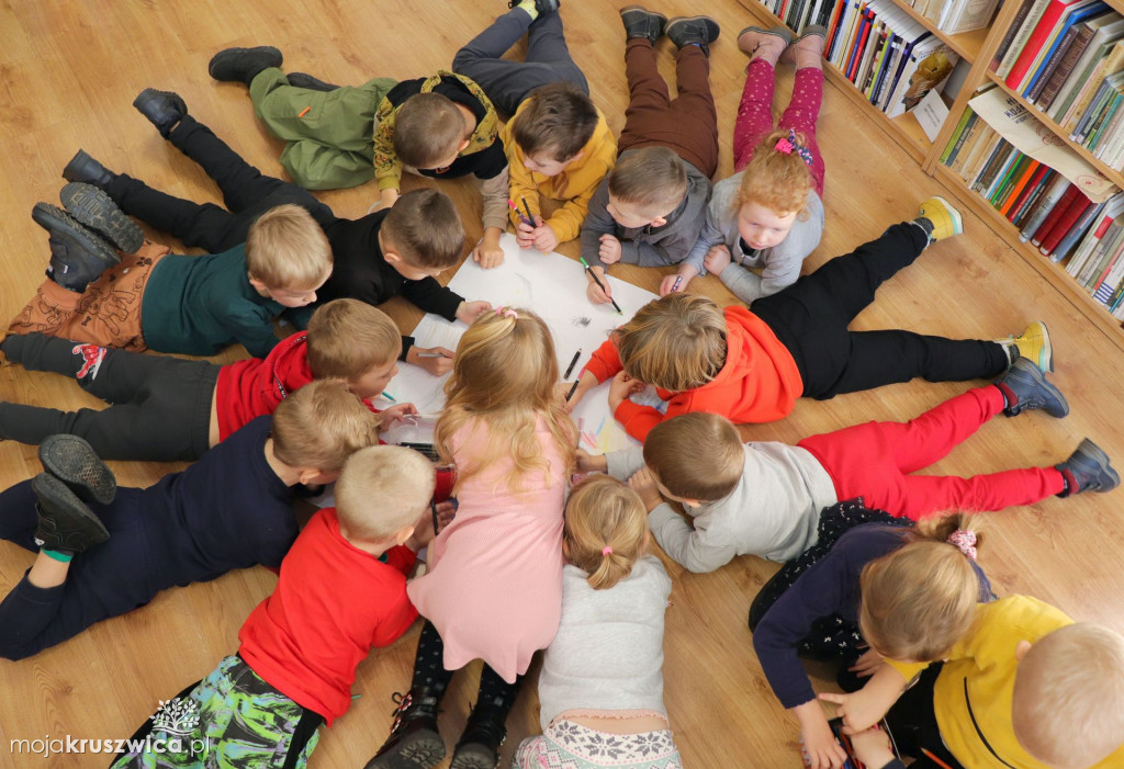 Dzieci z Przedszkola Samorządowego im. Ewy Lewańskiej z wizytą w bibliotece