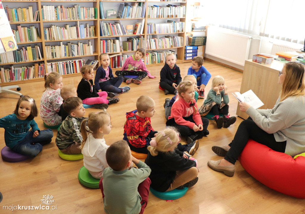 Dzieci z Przedszkola Samorządowego im. Ewy Lewańskiej z wizytą w bibliotece