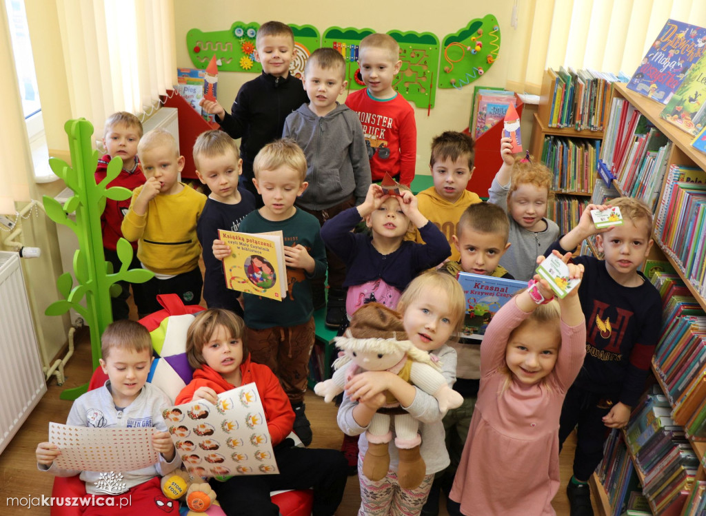 Dzieci z Przedszkola Samorządowego im. Ewy Lewańskiej z wizytą w bibliotece