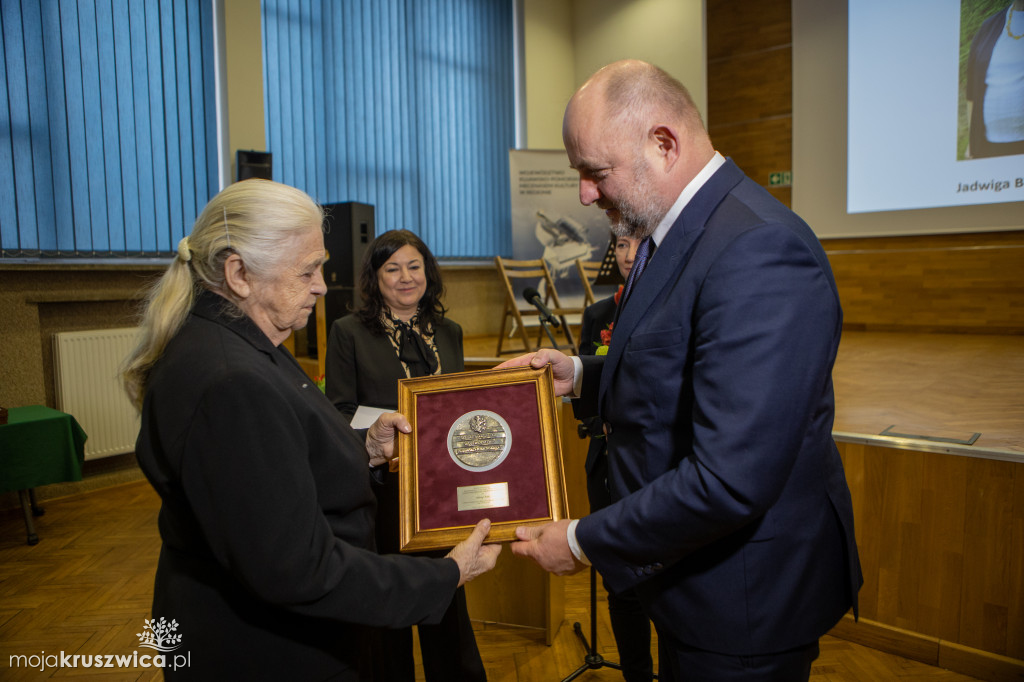 Medale Marszałka dla twórców ludowych. Wśród nagrodzonych Henryka Derezińska