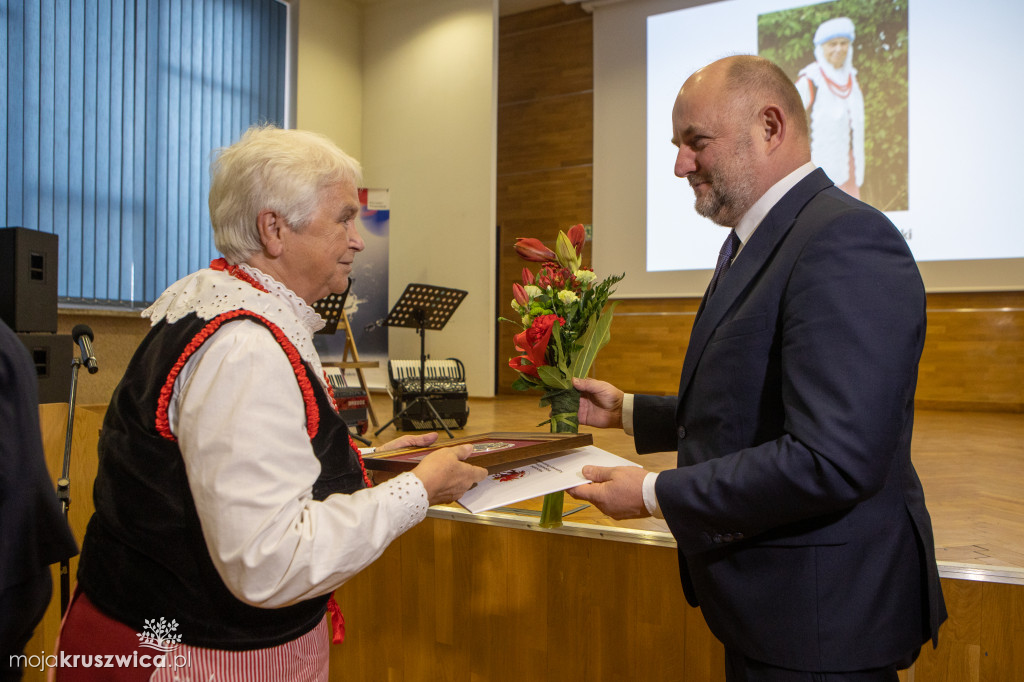 Medale Marszałka dla twórców ludowych. Wśród nagrodzonych Henryka Derezińska