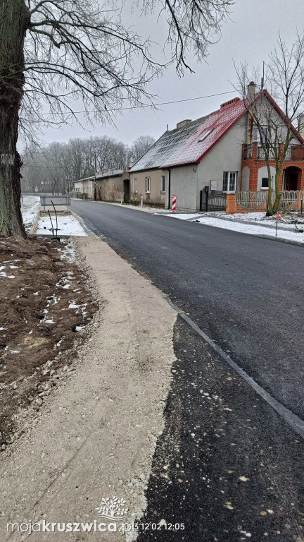 Tarnówko: Prace związane z utwardzeniem drogi i budową chodników dobiegają końca