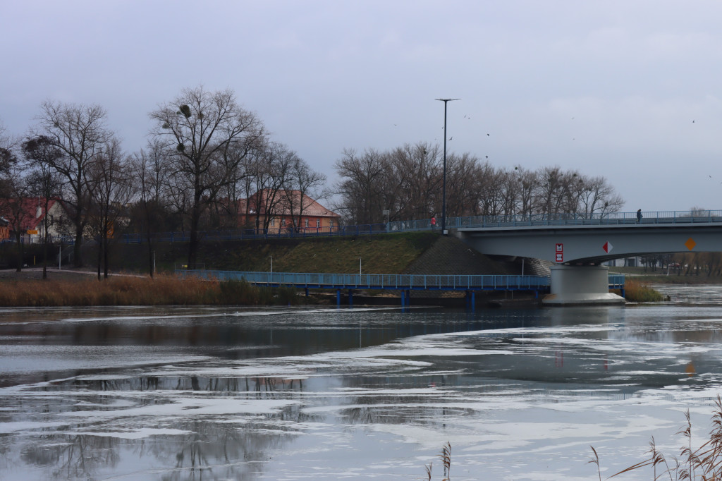 Przeszliśmy się kładką pod mostem w Kruszwicy! Zobaczcie jak wygląda [FOTO+VIDEO]
