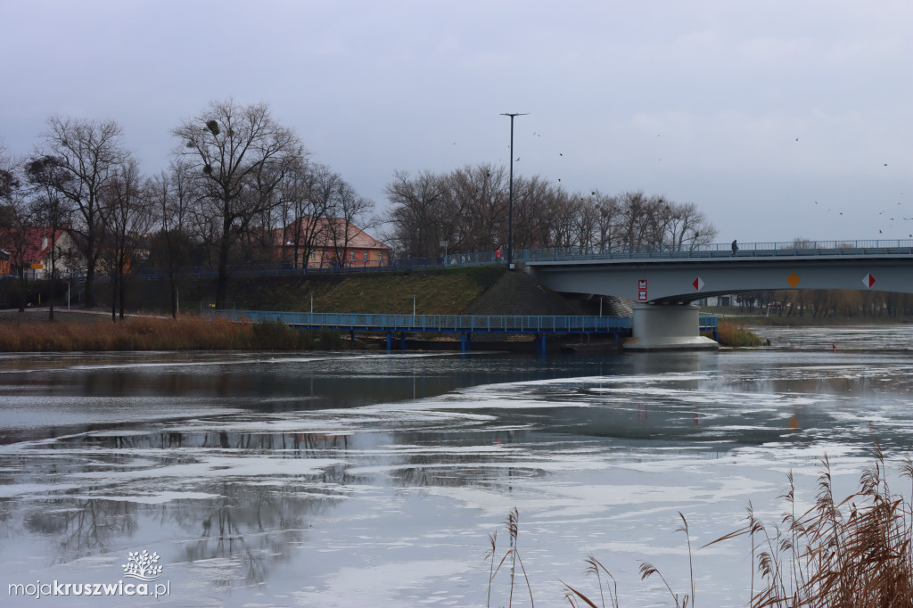 Przeszliśmy się kładką pod mostem w Kruszwicy! Zobaczcie jak wygląda [FOTO+VIDEO]