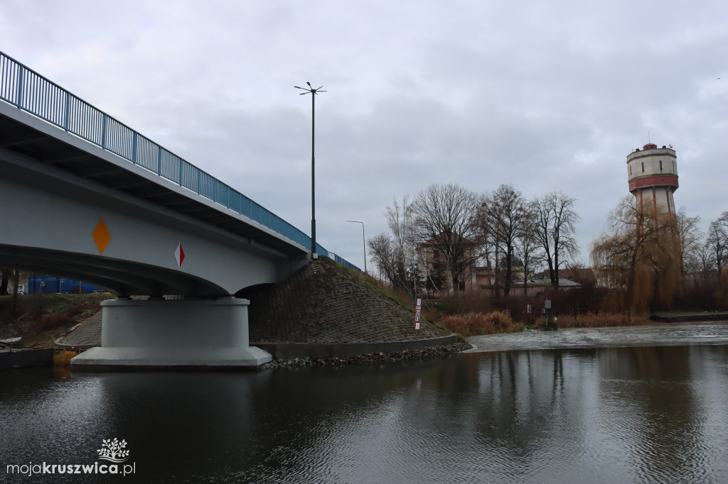Przeszliśmy się kładką pod mostem w Kruszwicy! Zobaczcie jak wygląda [FOTO+VIDEO]