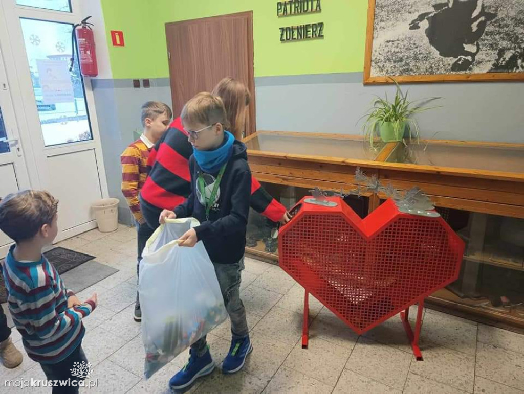 Mikołajkowy dar dla szkoły Podstawowej im. Janusza Kusocińskiego w Polanowicach