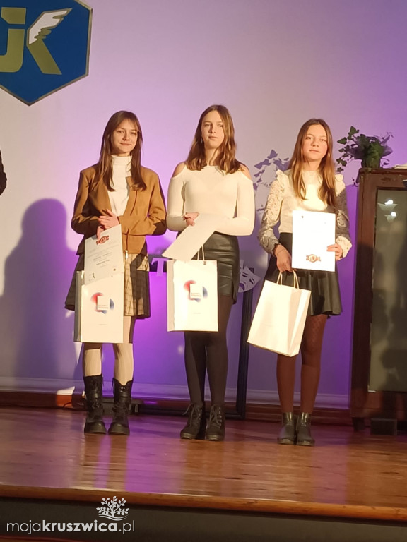 Literackie sukcesy Mai Adamczyk i Julii Jakubowskiej uczennic SP Chełmce