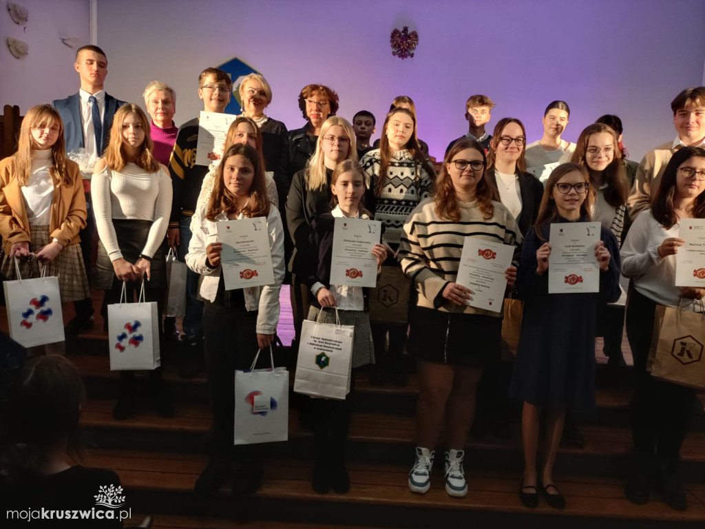 Literackie sukcesy Mai Adamczyk i Julii Jakubowskiej uczennic SP Chełmce