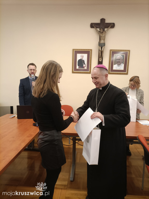 Sukces uczennic SP Chełmce w  Archidiecezjalnym Konkursie Plastycznym