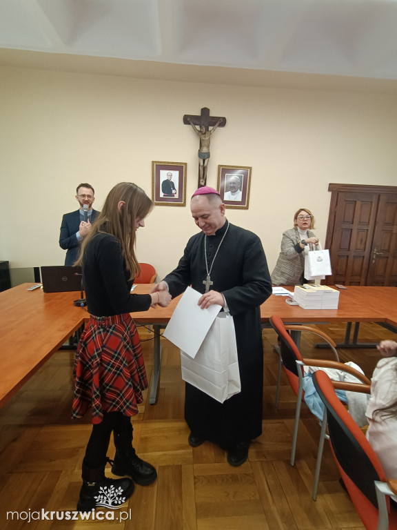Sukces uczennic SP Chełmce w  Archidiecezjalnym Konkursie Plastycznym