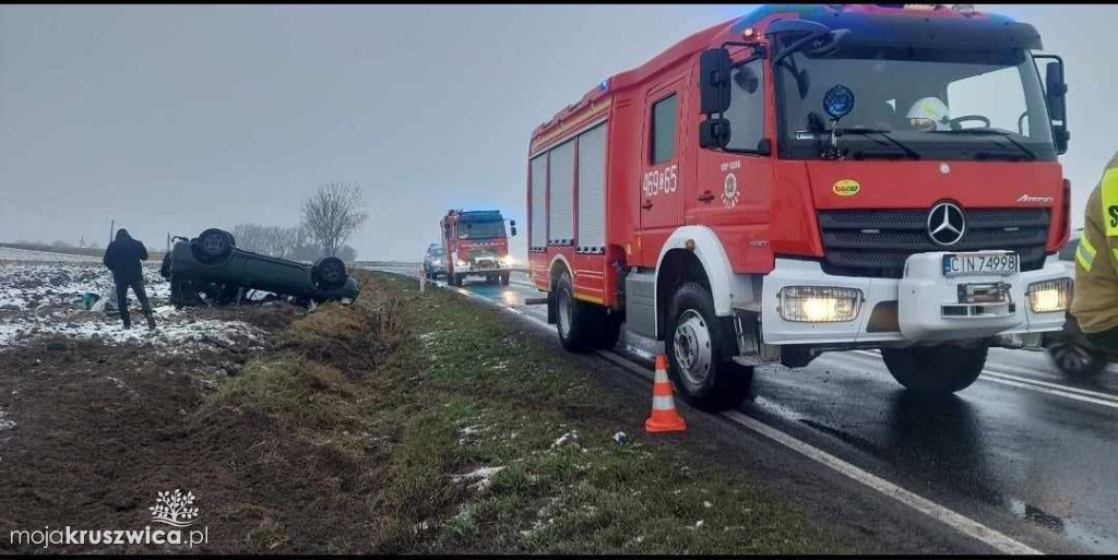 Pod Kruszwicą doszło do dachowania auta osobowego. Są poszkodowani